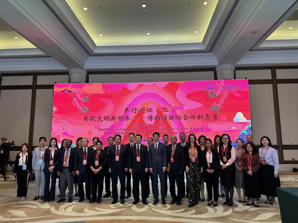 5月30日，“共筑文明共同體——博物館國際合作新愿景”平行論壇在甘肅敦煌舉行。圖為中外專家合影留念。（中新社記者丁思 攝）