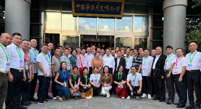 重溫抗戰歷史 緬懷華僑先烈 參加觀禮的僑界嘉賓參觀“萬里同心”特展